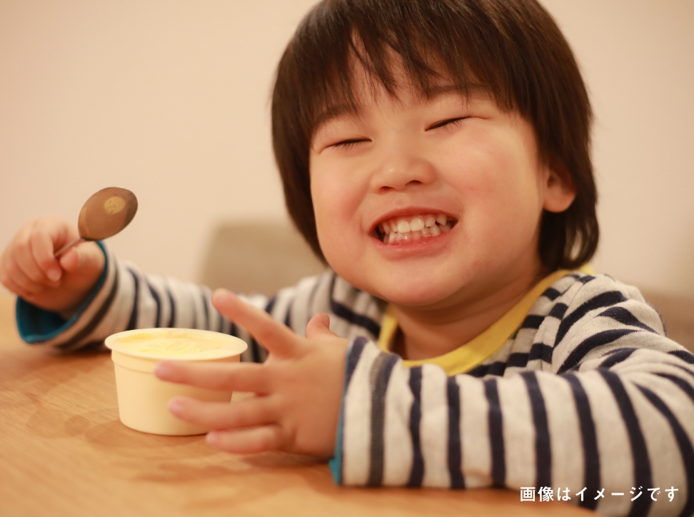 アイスを食べる子供のイメージ