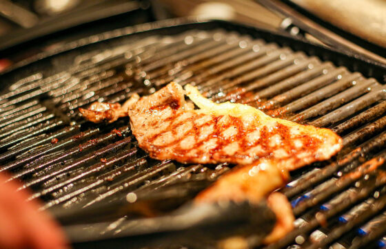 【グランピング・専属シェフ肉ver】目の前で焼き上げるアツアツの肉料理★オールインクルーシブ★の写真